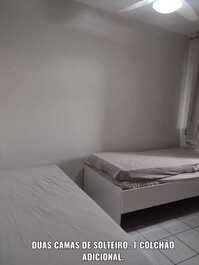 Quarto solteiro com duas camas e colção adiciinal