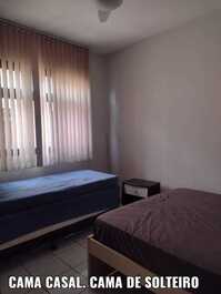 Quarto casal com cama de solteiro