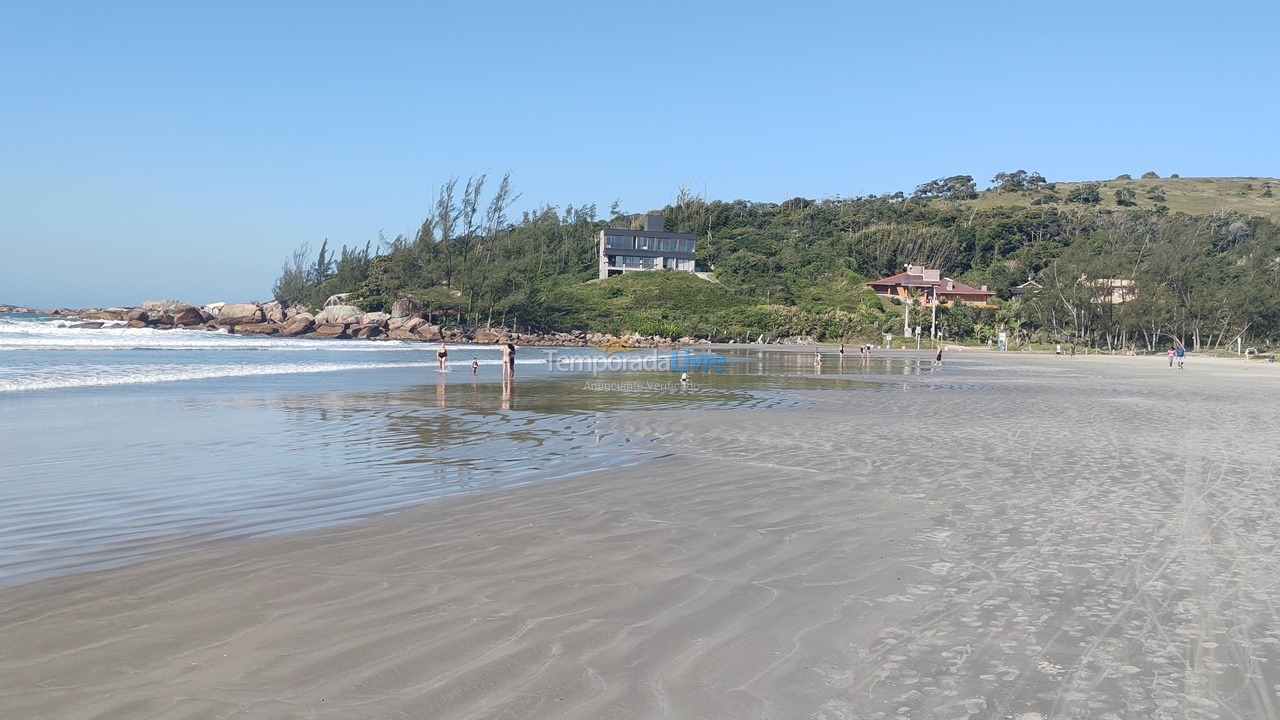 Casa para aluguel de temporada em Imbituba (Praia do Rosa)