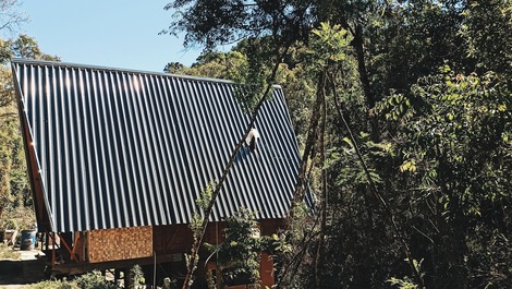 Riverside chalet with waterfalls - 4 hours from Rio and SP