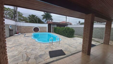 0060.00 - Maranduba - Casa Com Piscina - 5 Dorm - 12 Pess - 60M Do Mar