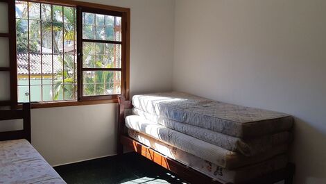 0112.00 - Casa - Piscina - Praia do Sape - 3 Dormitórios - 10...