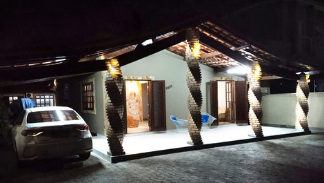 Frente casa ,bela varanda 