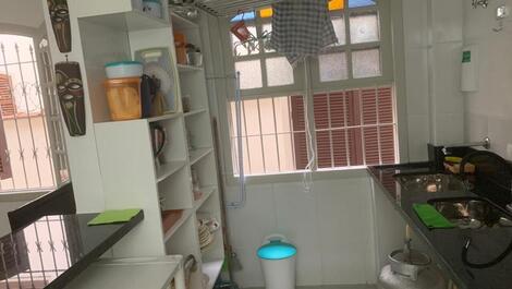 Área de serviço com janelas. bem ventilada.