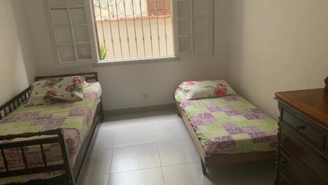 Quarto com 1 bi cama e outra cama.