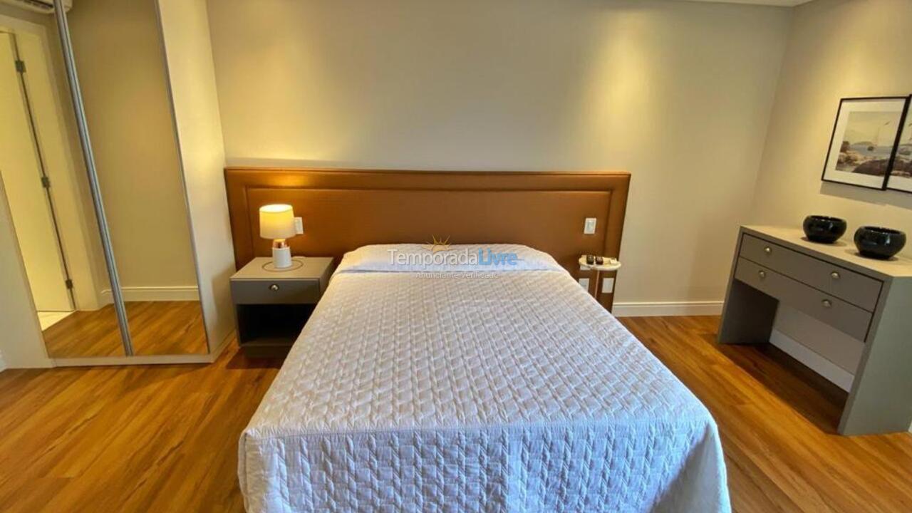 Apartamento para aluguel de temporada em Florianópolis (Praia Brava)