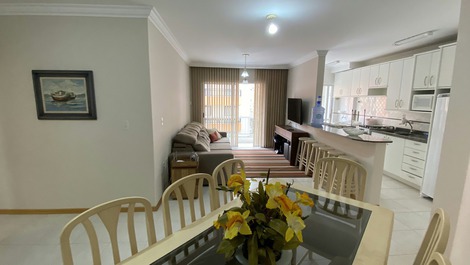 Sala de jantar integrada com cozinha gourmet bem equipada