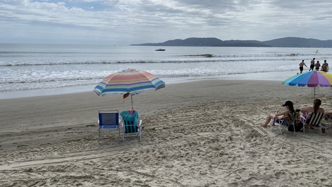 Praia em frente ao apartamento 