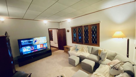 Sala de tv com sky e netflix , tv 75”