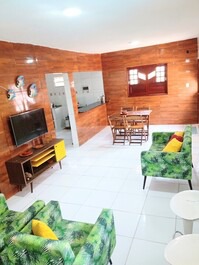 Sala com 3 poltronas, tapete , tv com netflix , internet , espelho