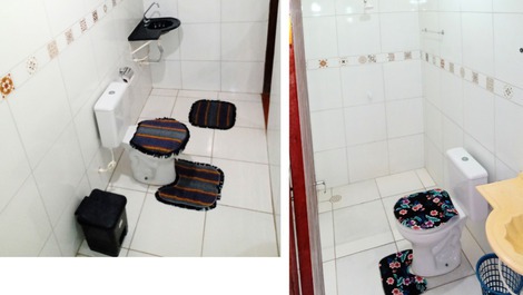 2 banheiros com espelhos, um deles é no quarto com suíte. 