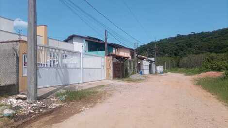 Casa a 400 metros de la playa de Maranduba