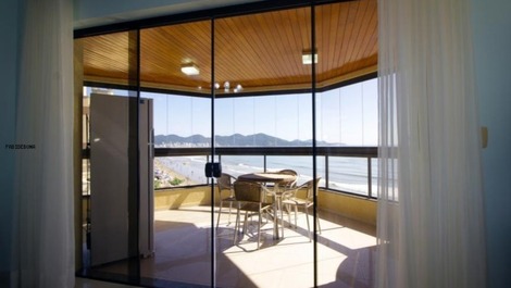 ́ ONLY THE SEA IN FRONT OF YOU!