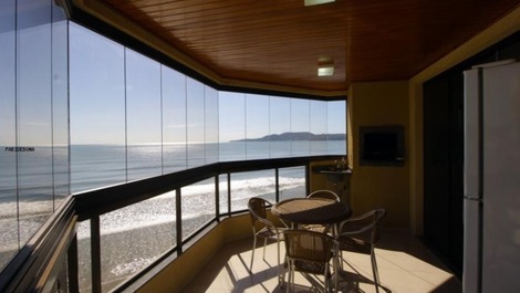 ́ ONLY THE SEA IN FRONT OF YOU!