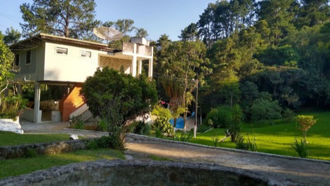 Vista para o prédio dos quartos e banheiros