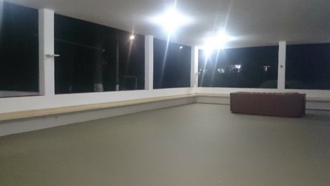 Salão coberto, 200 metros. mesa de sinuca e pebolim