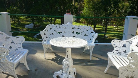 Local de descanso em frente a piscina