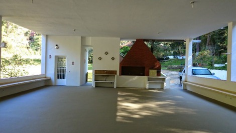 Salão coberto, com cozinha equipada, churrasqueira, fogão a lenha e 2 banheiros