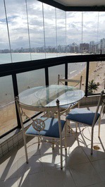 03 habitaciones, 1 suite con aire y 02 balcones frente al mar, 02 estacionamientos, internet