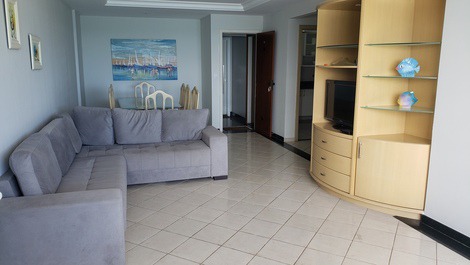 03 habitaciones, 1 suite con aire y 02 balcones frente al mar, 02 estacionamientos, internet