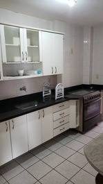 03 habitaciones, 1 suite con aire y 02 balcones frente al mar, 02 estacionamientos, internet