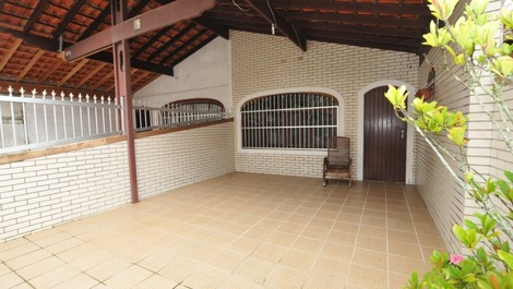 House in Aviação 100mts from the beach