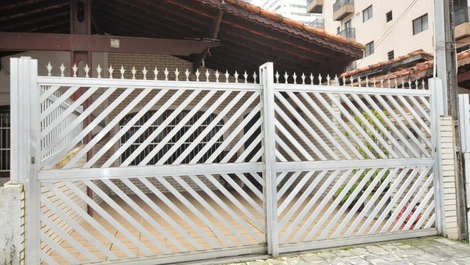 House in Aviação 100mts from the beach