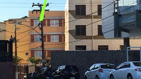 Terceiro prédio de janelas brancas, só atravessar e já está na 🏖