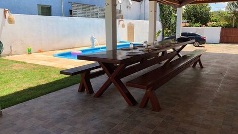 Mesa de madeira maciça para até 20 pessoas