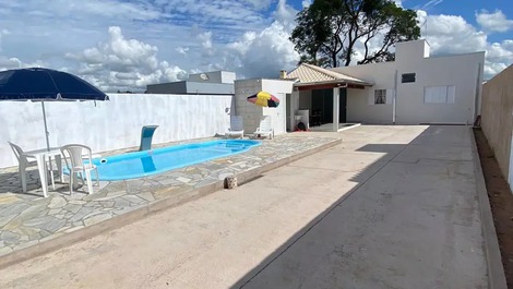 Casa residencial ótimo custo para você passar horas maravilhosas.com piscina, garagem, churrasqueira e casa completa.