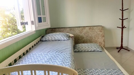 Quarto 2: fica na parte de cima da casa e possui ar condicionado