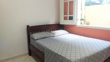 Quarto 3: fica na parte de baixo da casa contém ar condicionado e ventilador de teto