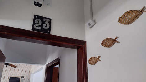 O apartamento tem câmera de segurança particular somente na entrada. conta tbm com wi-fi exclusivo.