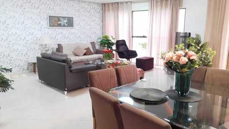 Sala com 2 ambientes com tv e wi-fi