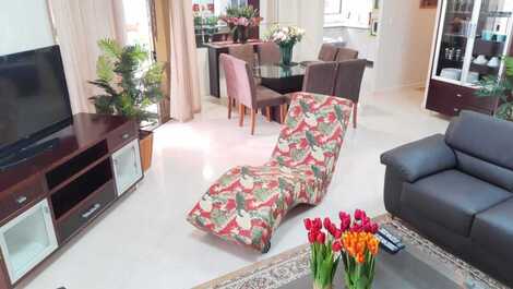 Sala com 2 ambientes com tv e wi-fi