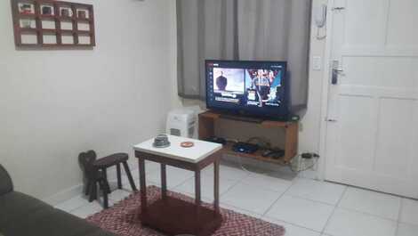 KITNET Praia Grande - Guilhermina - Prédio em frente a praia.