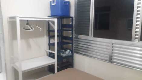 KITNET Praia Grande - Guilhermina - Prédio em frente a praia.