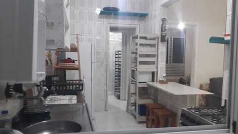 KITNET Praia Grande - Guilhermina - Prédio em frente a praia.