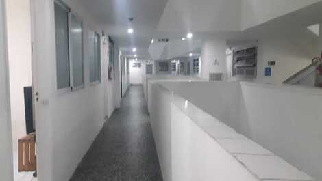 KITNET Praia Grande - Guilhermina - Prédio em frente a praia.