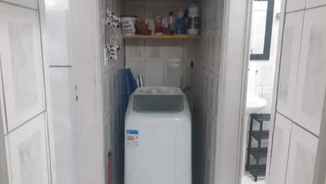 KITNET Praia Grande - Guilhermina - Prédio em frente a praia.