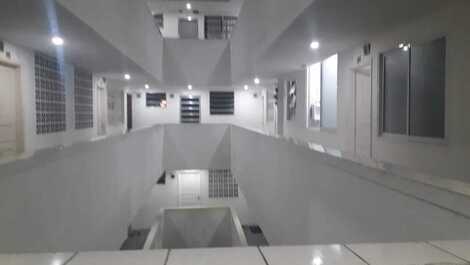 KITNET Praia Grande - Guilhermina - Prédio em frente a praia.