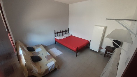 Quarto com o sofá cama fechado