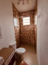 Granja en la naturaleza con piscina de borde infinito