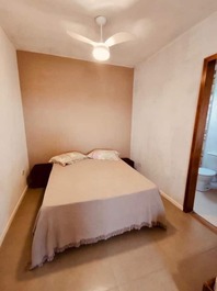 Granja en la naturaleza con piscina de borde infinito