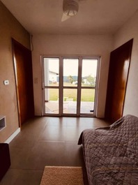 Granja en la naturaleza con piscina de borde infinito