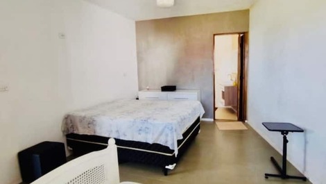 Granja en la naturaleza con piscina de borde infinito