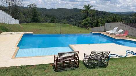 Granja en la naturaleza con piscina de borde infinito