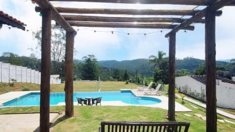 Granja en la naturaleza con piscina de borde infinito