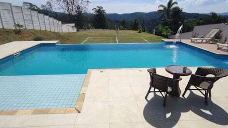 Granja en la naturaleza con piscina de borde infinito