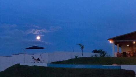 Granja en la naturaleza con piscina de borde infinito